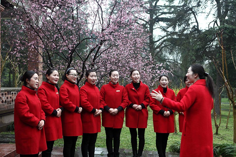 國家二級演員、揚州市文化館社會工作中心主任周倩為船娘們培訓(xùn)揚州小調(diào)